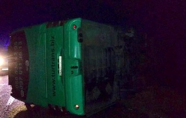 На Львовщине столкнулись автобус и легковушка: погиб водитель, 20 людей травмированы