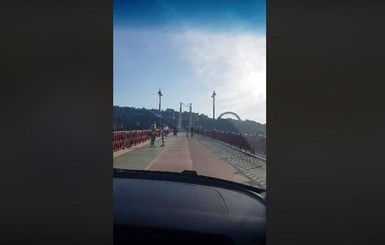 В Киеве водитель проехал по Пешеходному мосту через Днепр