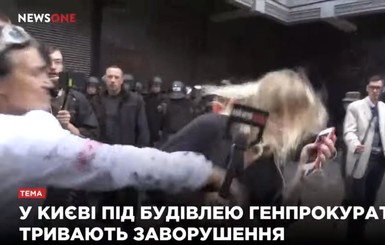 Протестующие под ГПУ напали на журналистку Newsone в прямом эфире