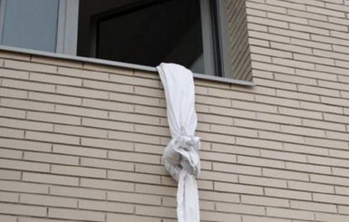 В Харькове женщина спускалась с третьего этажа по простыне и упала