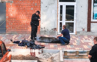 В Киеве на женщину упал балкон, пострадавшая скончалась