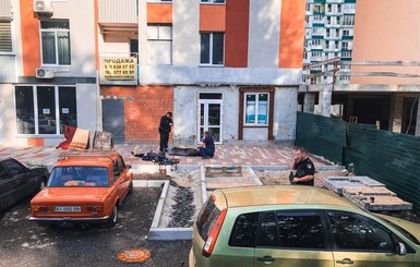 Киевская полиция расследует гибель женщины, которую прибило упавшим балконом