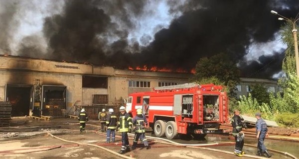 Более 18 часов тушили пожар на картонном комбинате в Житомире