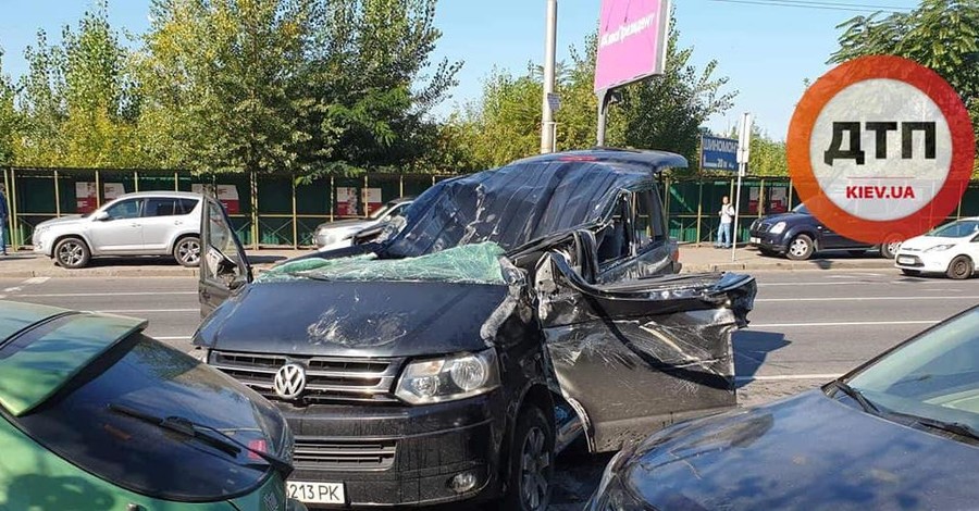 В центре Киева произошла масштабная авария с 5 автомобилями