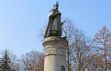 В Чернигове чиновники не могут решить кому мыть памятник Хмельницкому от птичьего помета