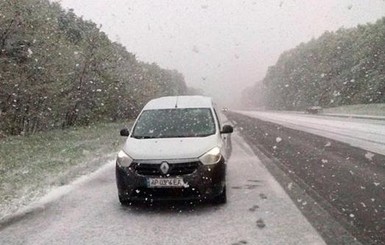 Синоптики предупредили о снеге в Карпатах и ураганном ветре