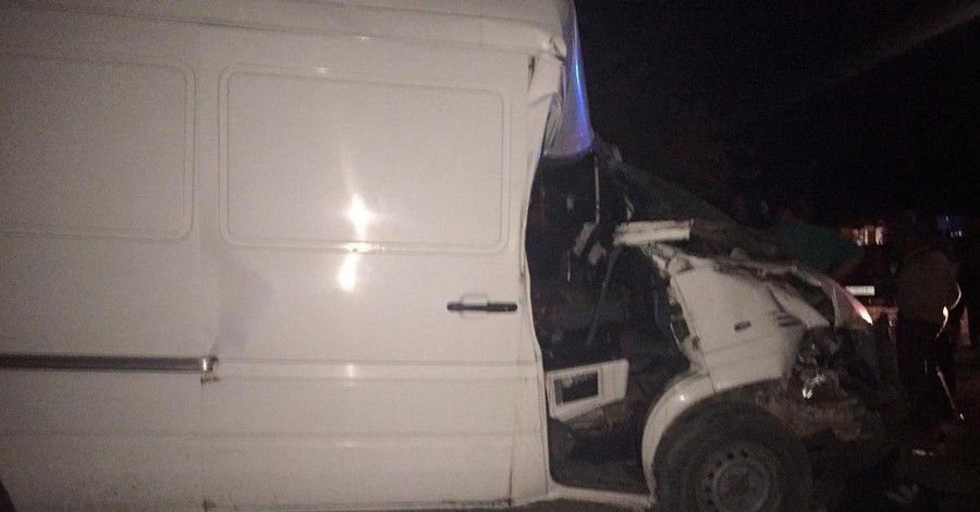 В Черновицкой области пьяный водитель микроавтобуса врезался в ЗИЛ, погиб ребенок