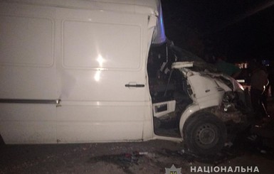 В Черновицкой области пьяный водитель микроавтобуса врезался в ЗИЛ, погиб ребенок