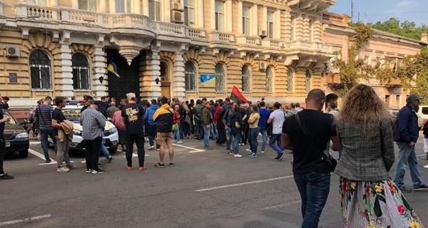 В Одессе пикетируют управление полиции из-за нападения на Михайлика