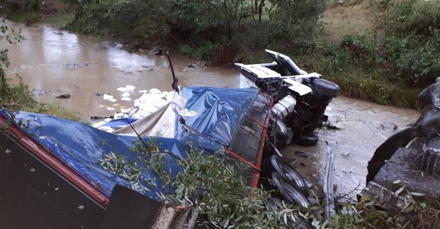 На Закарпатье грузовик вылетел с моста в реку, водитель погиб