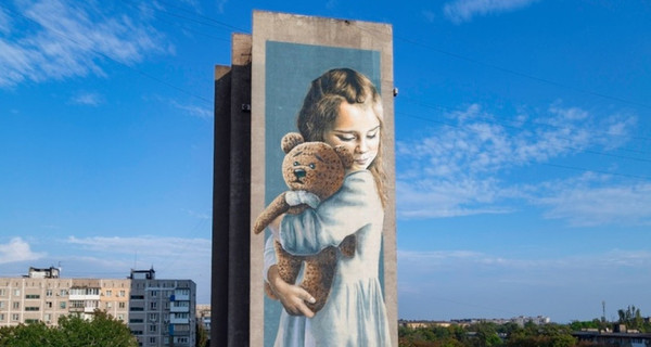 6-летнюю Меланию, осиротевшую во время обстрела, изобразили на 15-этажном доме
