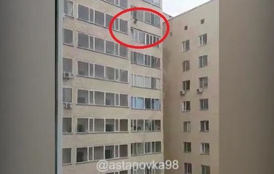 Житель Астаны поймал мальчика, выпавшего с 10 этажа