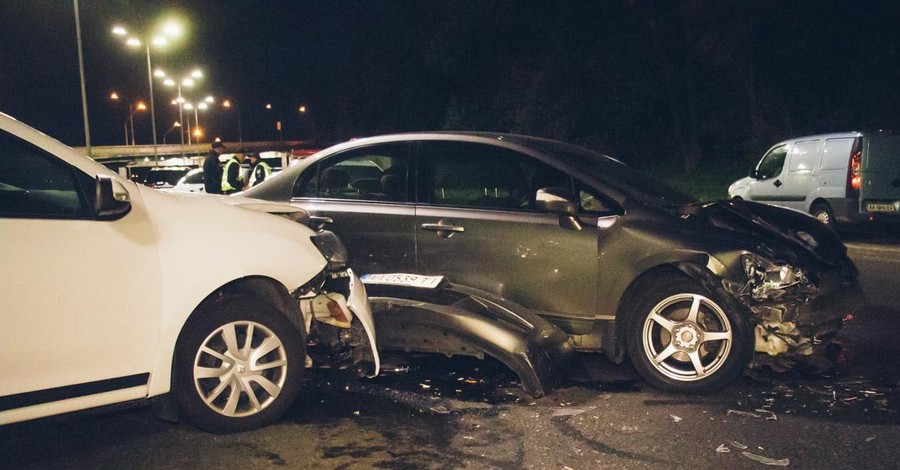 В Киеве водитель Honda потерял сознание и вылетел на встречную полосу