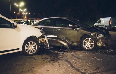 В Киеве водитель Honda потерял сознание и вылетел на встречную полосу
