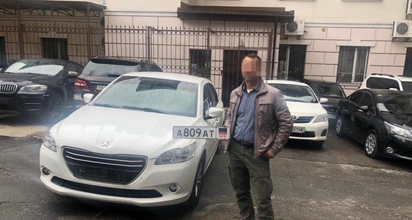 СБУ разыскала мужчину, который разъезжал по Киеву с автономерами 
