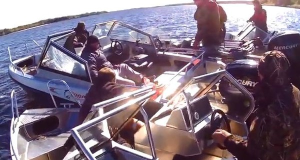 В Запорожье глав департамента защиты экономики и патруля рыбоохраны порубило винтами катера