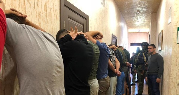 В одесской гостинице задержали 25 вооруженных мужчин