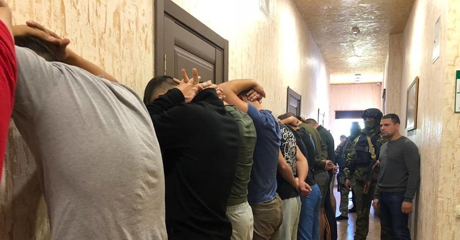 В одесской гостинице задержали 25 вооруженных мужчин