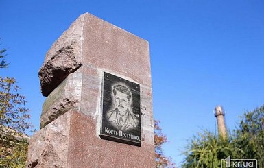 В Кривом Роге декоммунизацию памятника провели с помощью скотча