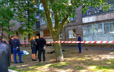 Трагедия в Мариуполе: два подростка сбросились с крыши многоэтажки