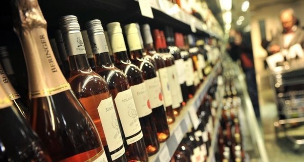 Не прошло и двух дней. В Беларуси отменили запрет на продажу алкоголя