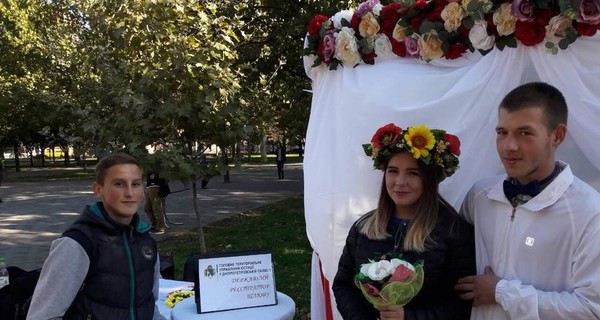 В Днепре поженили детей 4-10 лет