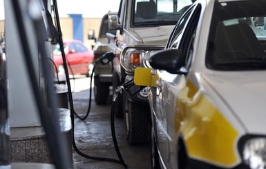 Бензин ежедневно дорожает на 15 копеек: когда успокоятся цены?