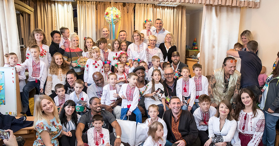 Кличко, Льюис и Холифилд вызвали настоящий фурор среди киевских детей, - журналист