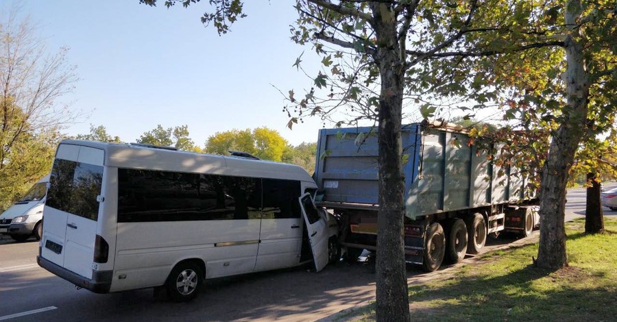 В Николаеве полная людей маршрутка врезалась в грузовик