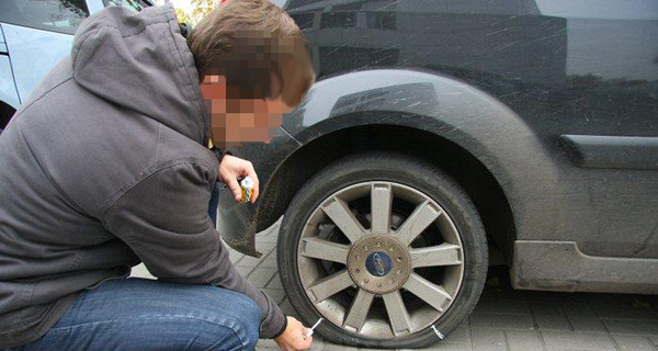 На Подоле в Киеве автовандалы прокололи шины десятка машин