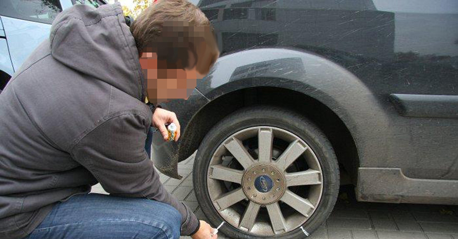 На Подоле в Киеве автовандалы прокололи шины десятка машин