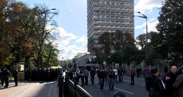 В Киеве перекрыли правительственный квартал из-за выступления Порошенко ко Дню учителя 