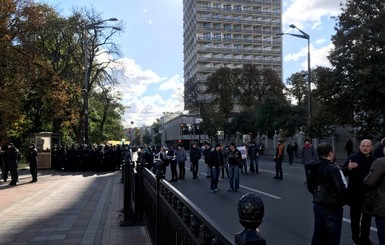В Киеве перекрыли правительственный квартал из-за выступления Порошенко ко Дню учителя 