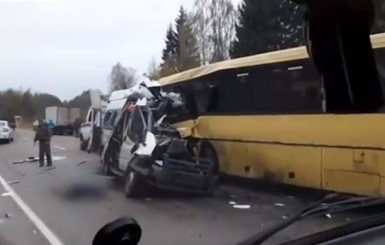 В России лоб в лоб столкнулись маршрутка и автобус: погибли 13 человек