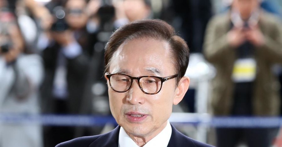 Экс-президент Южной Кореи получил 15 лет тюрьмы за коррупцию 