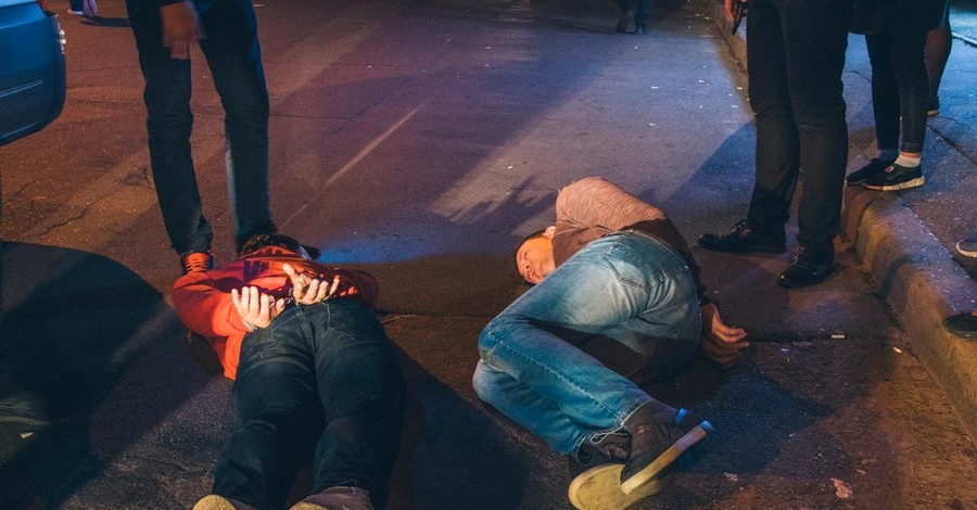 Перестрелка у киевского кафе: ранены 2 охранников, 3 подозреваемых задержаны