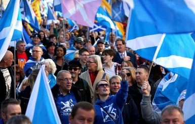 Десятки тысяч шотландцев вышли на митинги и требовали независимость