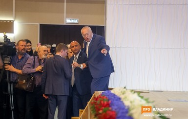 Владимир Жириновский упал на инаугурации своего соратника