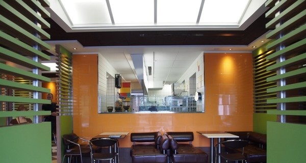 В Запорожье депутат поссорился с девчонками, мальчишками, а также их родителями – дети шумели в кафе