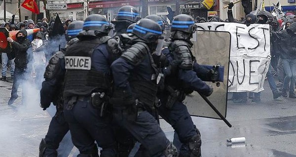 В Париже спецназ разогнал хулиганов, которые использовали слезоточивый газ на манифестации[видео]