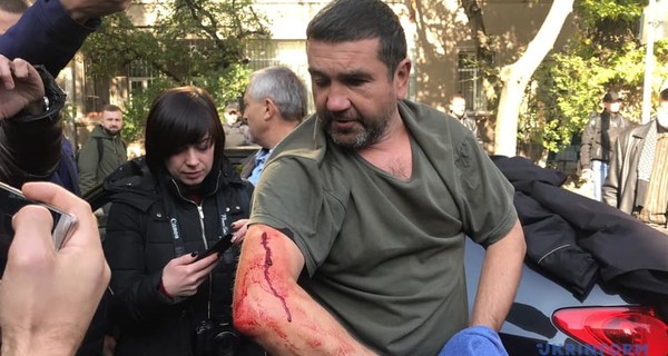 Акция в Киеве: журналистку NewsOne облили белым веществом, активиста побили до крови