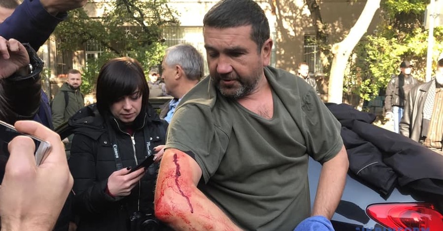 Акция в Киеве: журналистку NewsOne облили белым веществом, активиста побили до крови
