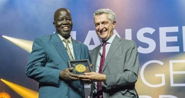 Хирург-католик из Судана, читающий Библию и Коран пациентам, получил премию ООН