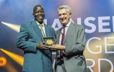 Хирург-католик из Судана, читающий Библию и Коран пациентам, получил премию ООН