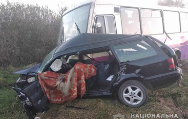 На Львовщине столкнулись автобус и легковушка: погибли 2 человека, 5 - травмированы