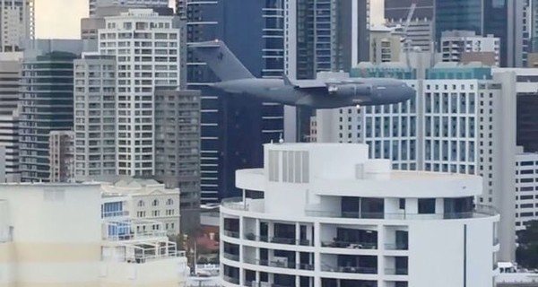 В Австралии самолет летел впритык к домам