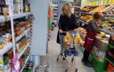 На Пугачеву устроили фотоохоту в одном из недорогих супермаркетов