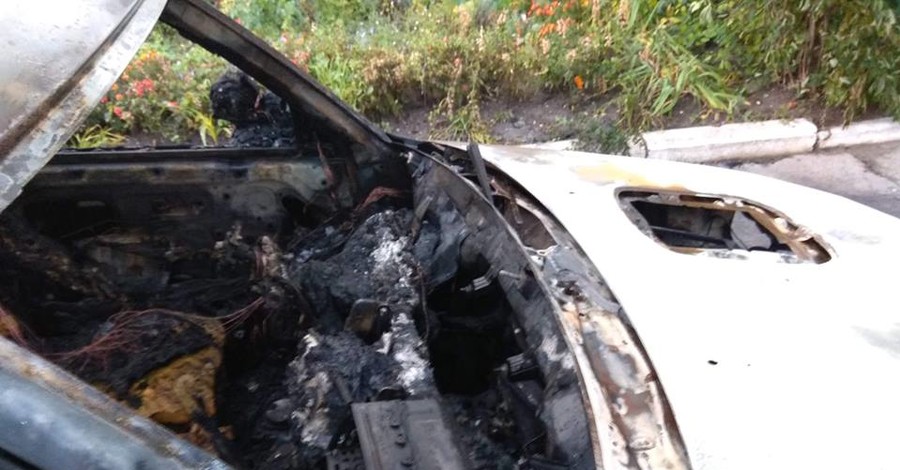 В Глухове ночью сожгли машину активиста, критиковавшего Терещенко и его команду