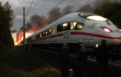 В Германии сгорел пассажирский поезд [фото,видео]