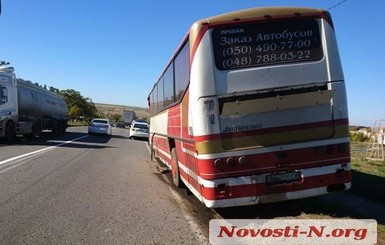 На Николаевщине водителю автобуса стало плохо и он врезался в цементовоз